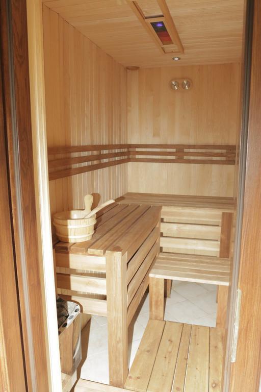 Hotel Slavia Salonta Екстериор снимка