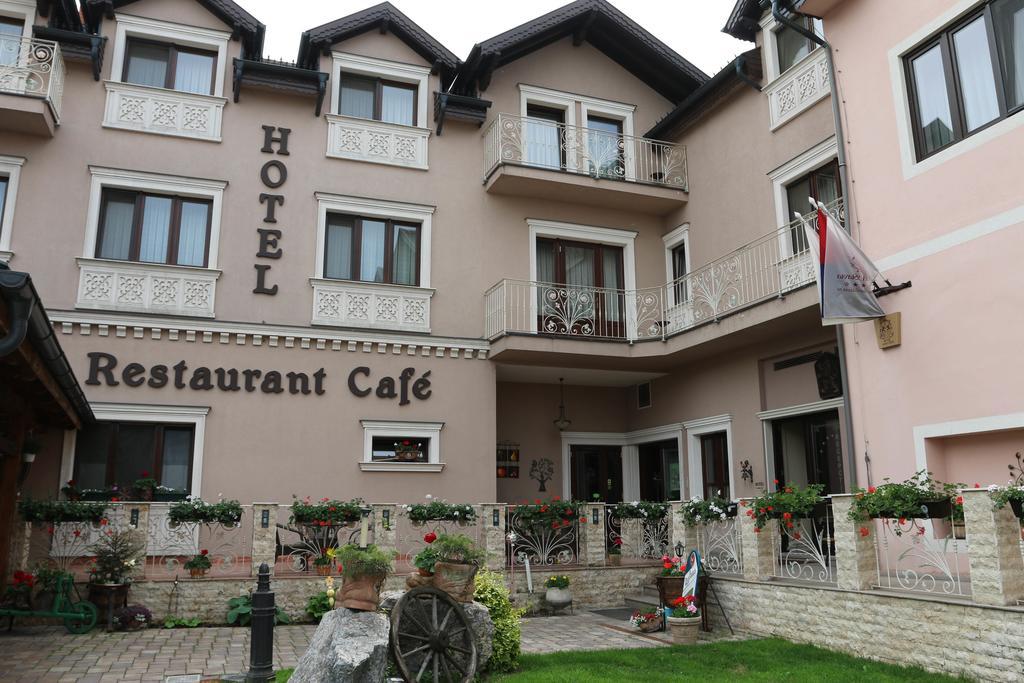 Hotel Slavia Salonta Екстериор снимка