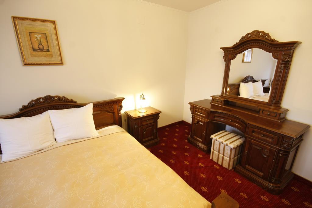 Hotel Slavia Salonta Екстериор снимка