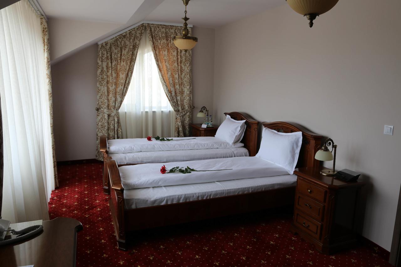 Hotel Slavia Salonta Екстериор снимка