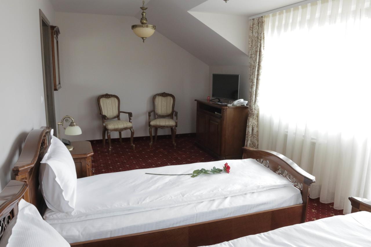 Hotel Slavia Salonta Екстериор снимка